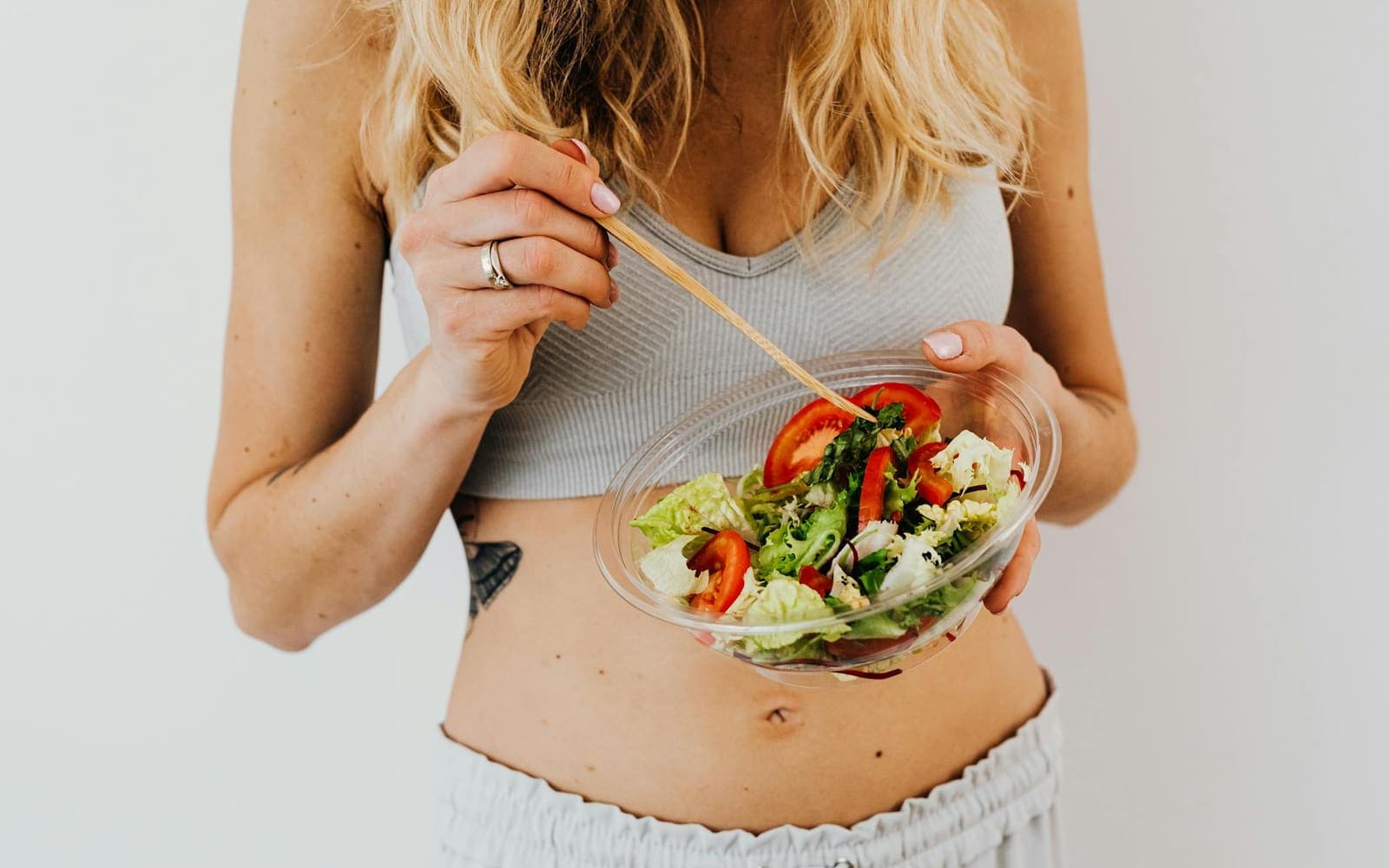 Refluxo gastroesofágico: 12 alimentos gatilho que muita gente esquece