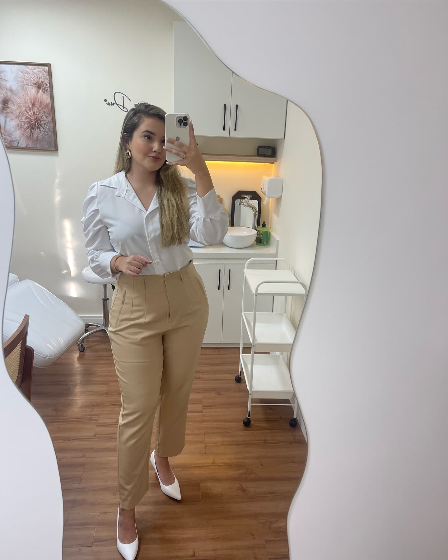 Izabela Vianna no consultório em Niterói